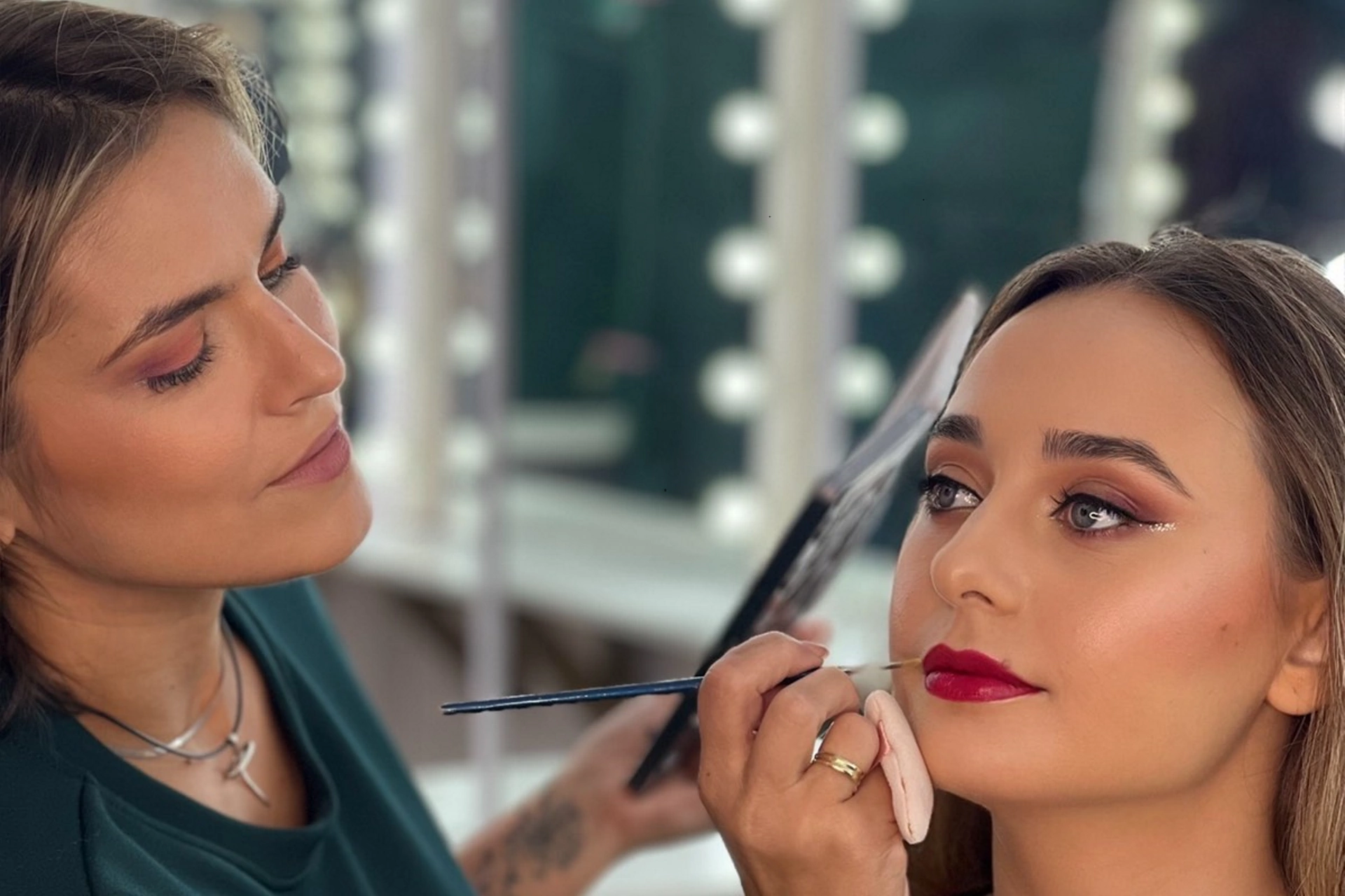 Online & In-Person Makeup Lessons: Γιατί Αξίζει να Παρακολουθήσετε